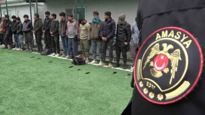 Amasya'da İran plakalı tırda 62 kaçak göçmen yakalandı