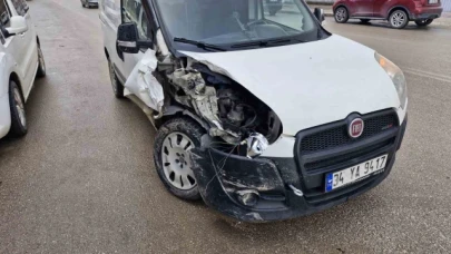Arkadaşını almak için durdurduğu aracına, başka araç arkadan çarptı