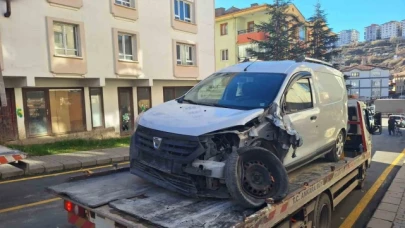 Asfalt silindiri yokuşta kayarak 7 araca çarptı