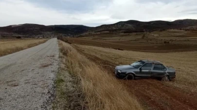 Direksiyon hakimiyetini kaybetti, takla atarak tarlaya uçtu