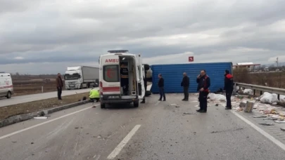 Gümüşhacıköy'de devrilen kamyon yolu ulaşıma kapattı