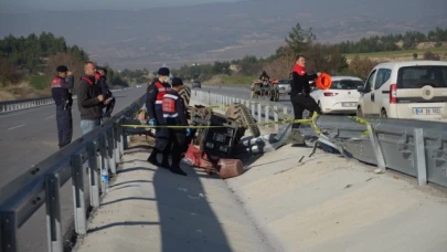 İki bariyer arasına devrilen traktörün sürücüsü hayatını kaybetti