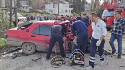 İki otomobil kafa kafaya çarpıştı: 1'i ağır 3 yaralı