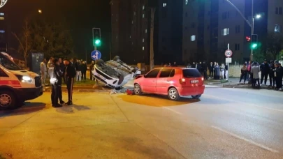 İki otomobil kavşakta çarpıştı: 2 yaralı