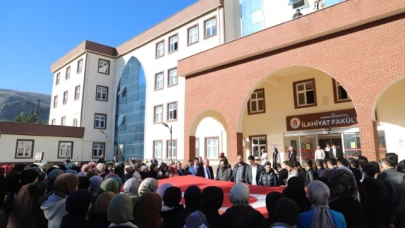 İlahiyat Fakültesi Öğrencileri Şehitleri Anmak ve Terörü Lanetlemek İçin Tören Düzenledi