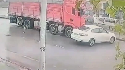 Kamyon önüne aldığı otomobili metrelerce sürükledi