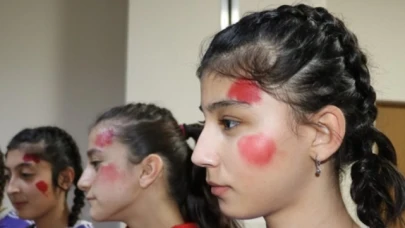 Kırmızı boya ile İsrail’e tepki