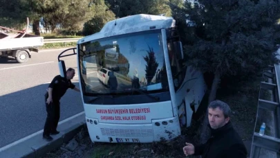 Lastiği patlayan midibüs refüje çıktı: 1 yaralı