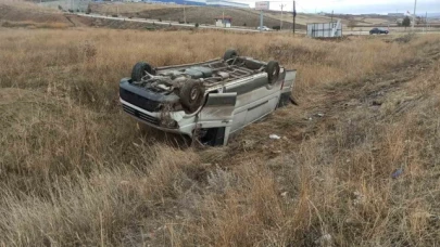 Lastiği patlayan minibüs şarampole devrildi