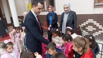 Minik öğrencilerden Kaymakam Büyükkaymakçı'ya çiçek takdimi