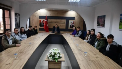 Öğrencilerden Büyükkaymakcı'ya Karakalem Atatürk Portresi