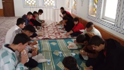 Öğrencilere Yemek İkram Ediliyor