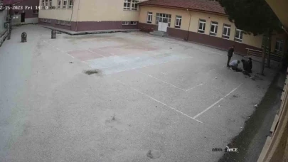 Okul bahçesinde kalbi duran öğrenciyi öğretmeni kurtardı