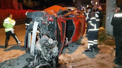 Otomobil beton direğe çarptı: 2 yaralı