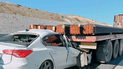 Otomobil demir taşıyan tırın dorsesine çarptı: 1 ölü