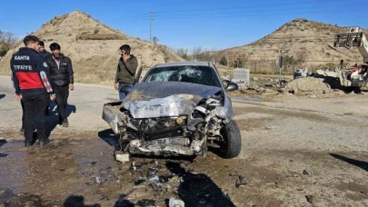 Otomobil ile iş makinesi çarpıştı