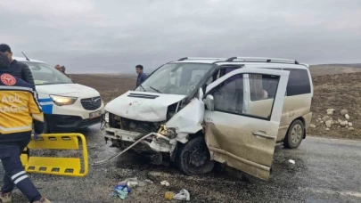 Otomobil ve ticari araç çarpıştı: 5 yaralı