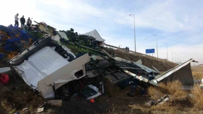 Otomobille çarpışan meyve yüklü tır şarampole devrildi