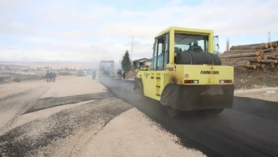 “Sıcak Asfaltla Yollarımızı Buluşturmaya Devam Ediyoruz”