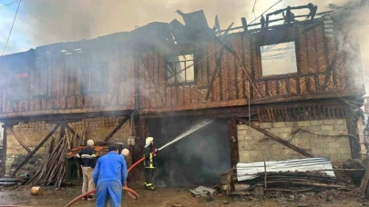 Sobadan çıkan yangın iki katlı ahşap evi küle çevirdi