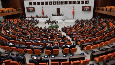Son 7 ayda Meclis'te 600 milletvekilinden 61'i partilerinden istifa etti
