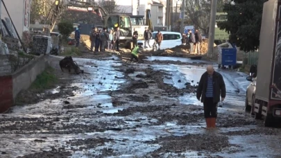 Su borusu patladı, yollar dere gibi aktı