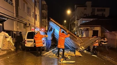 Suluova'da çıkan fırtınada, çatılar araçların üstüne uçtu, ağaçlar devrildi