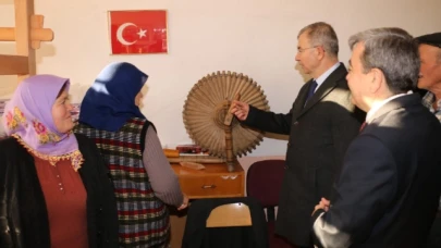 Vali Doruk ve Müdür Türkmen Yassıçal Çuha Dokuma Kursunda