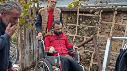 Yanan evdeki engelli genci ölümden babası kurtardı