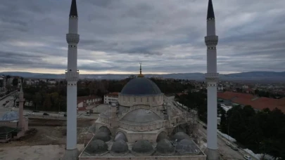 Yeni Şeker Camii'nin ana kubbe alemi yerleştirildi.