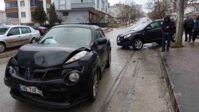 2 otomobil çarpıştı: 2 yaralı