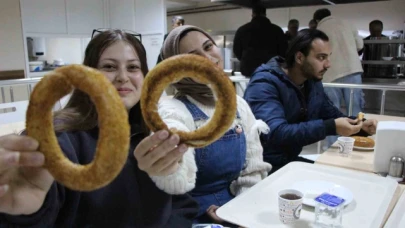 Amasya Üniversitesi'nden sınavlara çalışan öğrencilere çay-simit