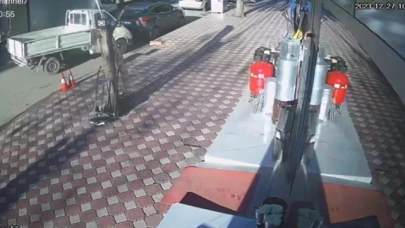 Amasya'da arka kapağı açık unutulan kamyonet kameraya yansıdı.
