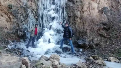 Amasya'da Su Atan Şelalesi buz tuttu