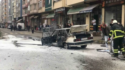 Araç sokak ortasında alev alev yandı