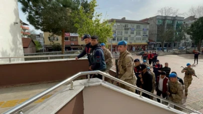 Camı kırıp eve girdi, eşinin sevgilisini defalarca bıçakladı