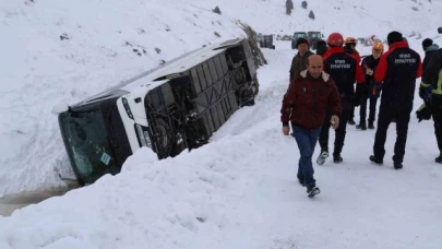 Cenaze yakınlarını taşıyan otobüs devrildi: 20 yaralı