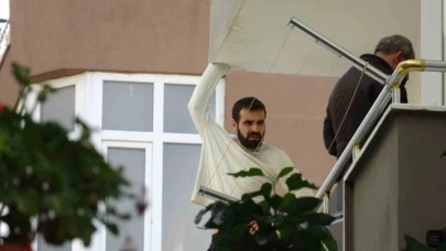 Cezaevi firarisi polisleri görünce annesinin evini ateşe vermiş