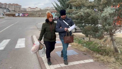 Durakta çanta bulan çiftin örnek davranışı "insanlık ölmemiş" dedirtti
