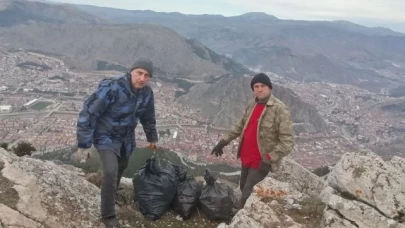 Gezinti yaptıkları Ferhat dağında atık topladılar