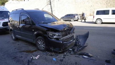 Hafif ticari araçla kafa kafaya çarpışan motorlu kurye yaralandı