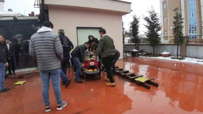 Kafe çalışanı çatıya çıkmak için kullandığı merdivenden düştü