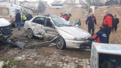 Kargo minibüsü otomobile çarptı: 5 yaralı