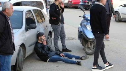 Kaza yapan motosiklet sürücüsü yattığı yerde ambulansı sigara içerek bekledi