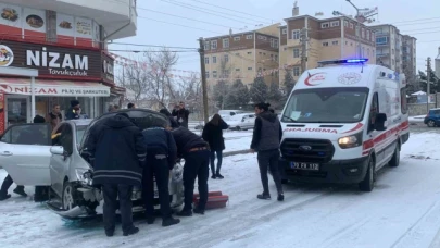 Kaza yapan otomobil, iş yerindeki tavuk pişirme makinesine çarptı: 1 yaralı
