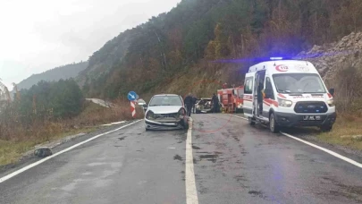 Kaza yapan Tofaş marka otomobil hurdaya döndü: Sürücüyü itfaiye kurtardı