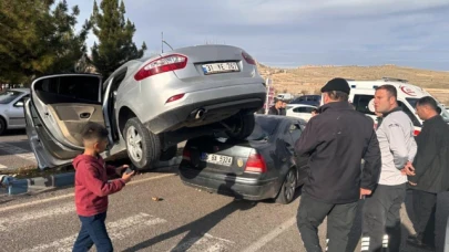Kazaya karışan otomobil çarptığı otomobilin üstüne çıktı