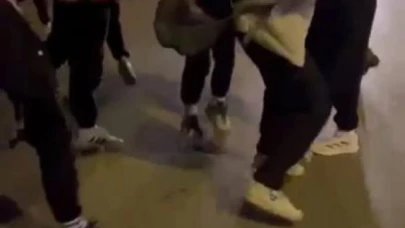 Kız öğrenciler kavga etti, arkadaşları izledi
