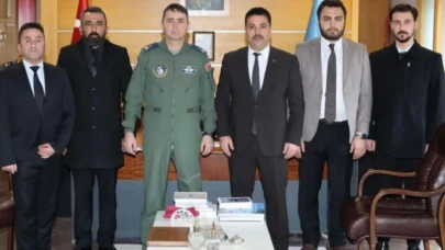 Merzifon Ülkü Ocakları Mete Paşa’ya Kitap Hediye Etti