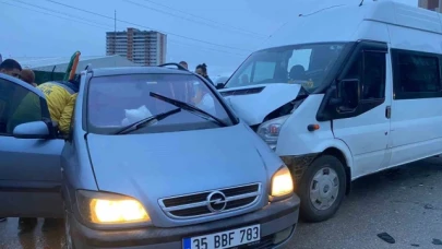 Öğrenci servisi otomobile çarptı: 1 yaralı